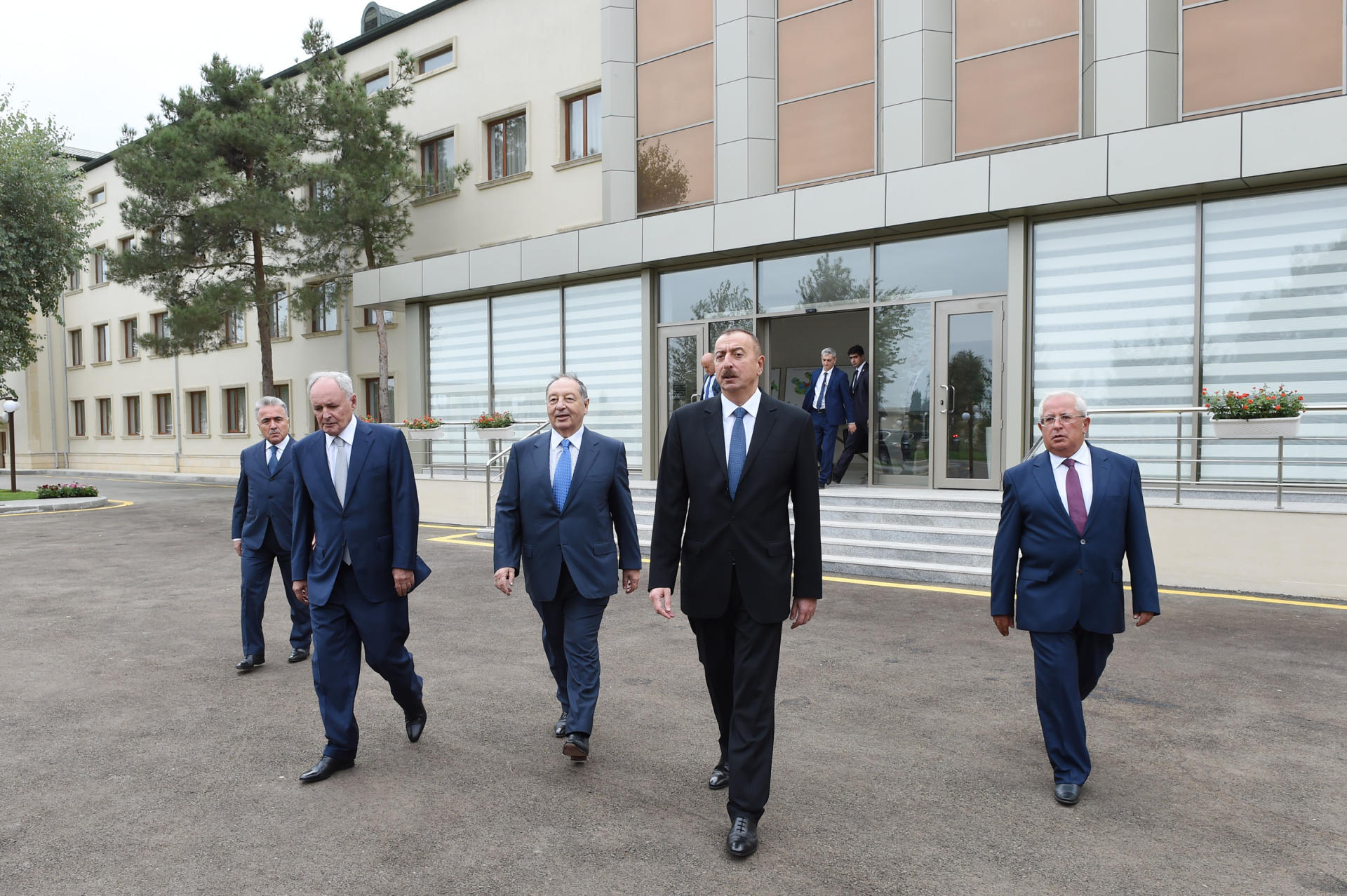 President Aliyev views newly-renovated Neftchala Central District Hospital (PHOTO)