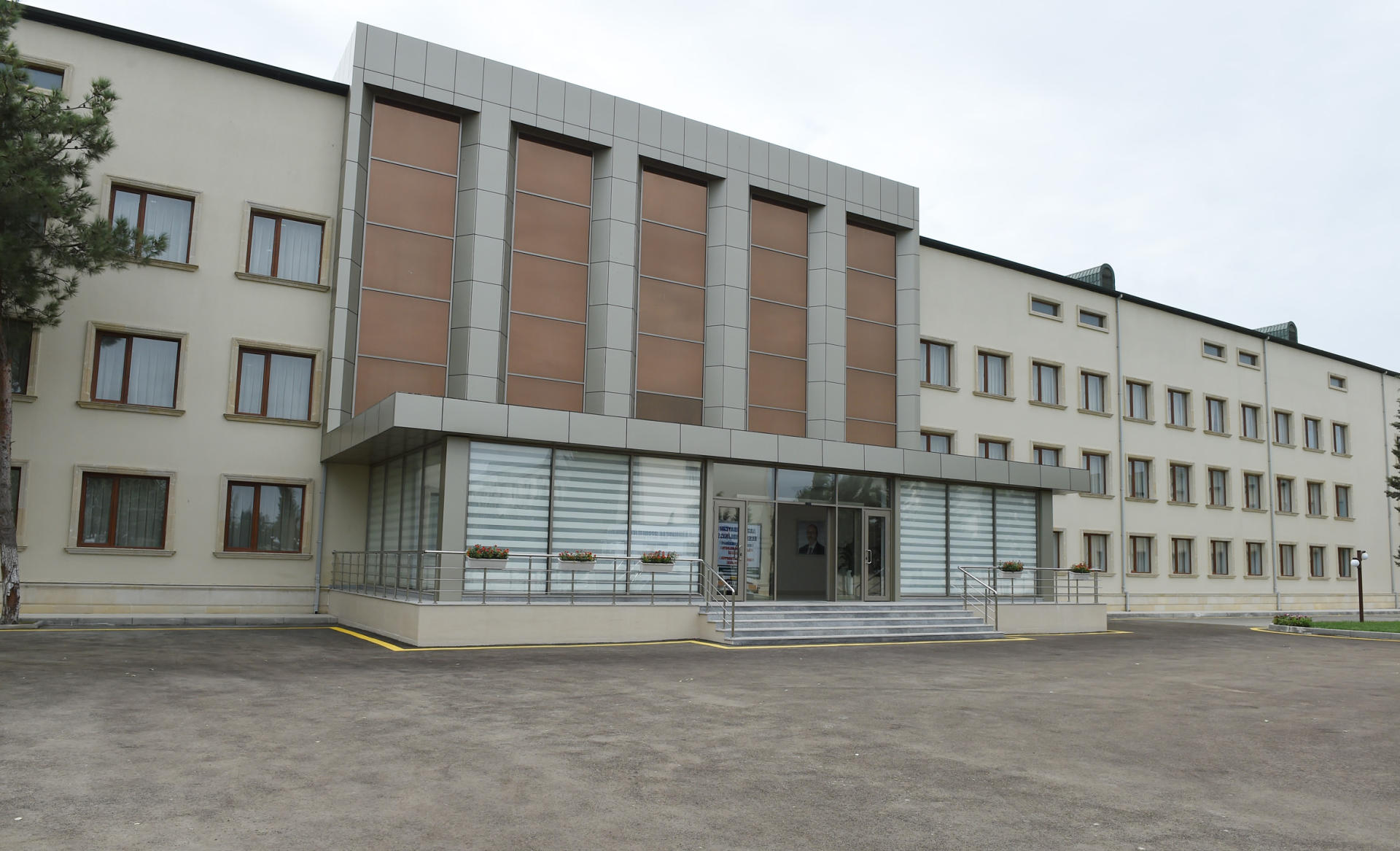 President Aliyev views newly-renovated Neftchala Central District Hospital (PHOTO)