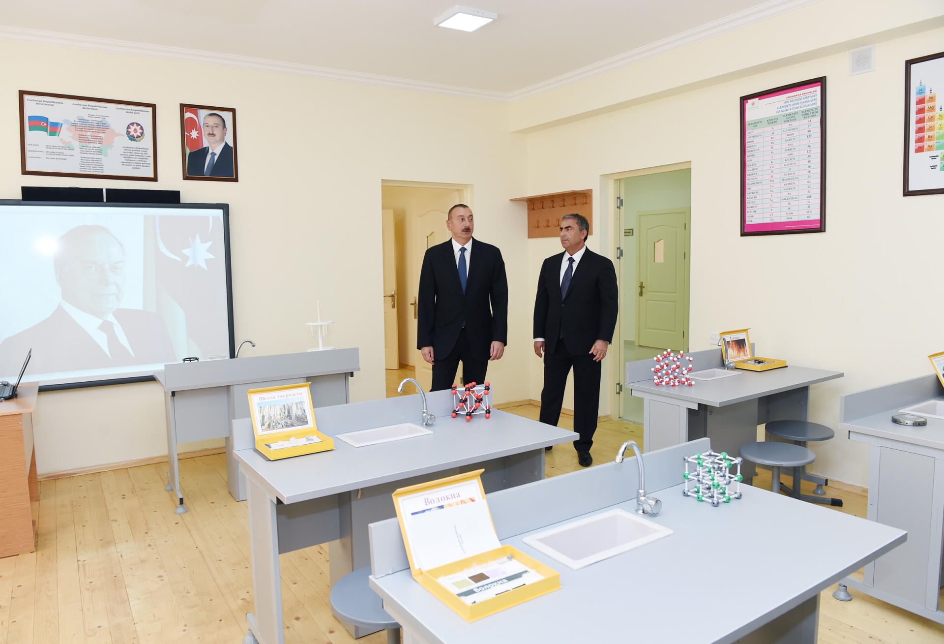Президент Ильхам Алиев принял участие в открытии в Сальяне нового здания полной средней школы (ФОТО)