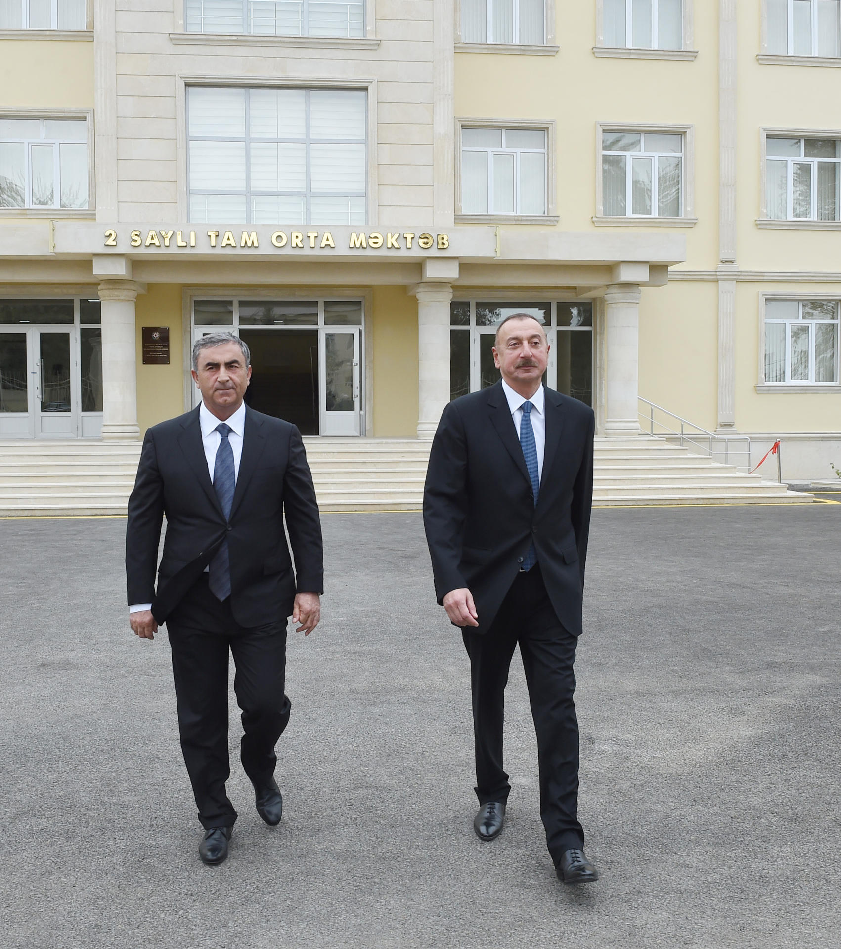 Президент Ильхам Алиев принял участие в открытии в Сальяне нового здания полной средней школы (ФОТО)
