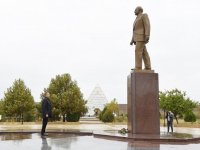 Azerbaijani president arrives in Gobustan district (PHOTO)