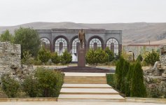 Azerbaijani president arrives in Gobustan district (PHOTO)
