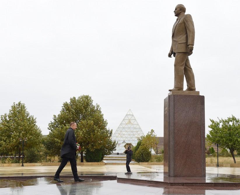 Azerbaijani president arrives in Gobustan district (PHOTO)