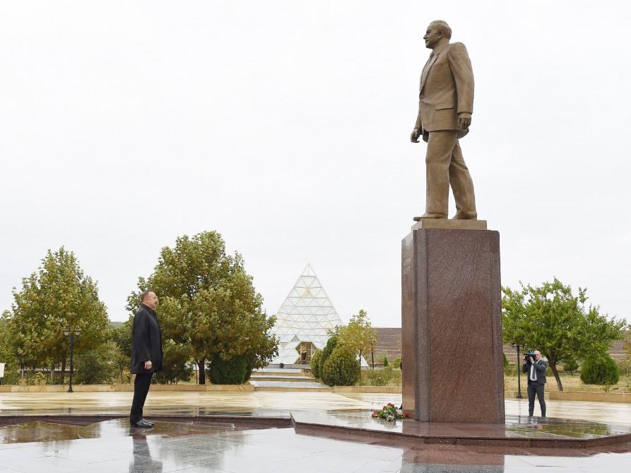 Azerbaijani president arrives in Gobustan district (PHOTO)