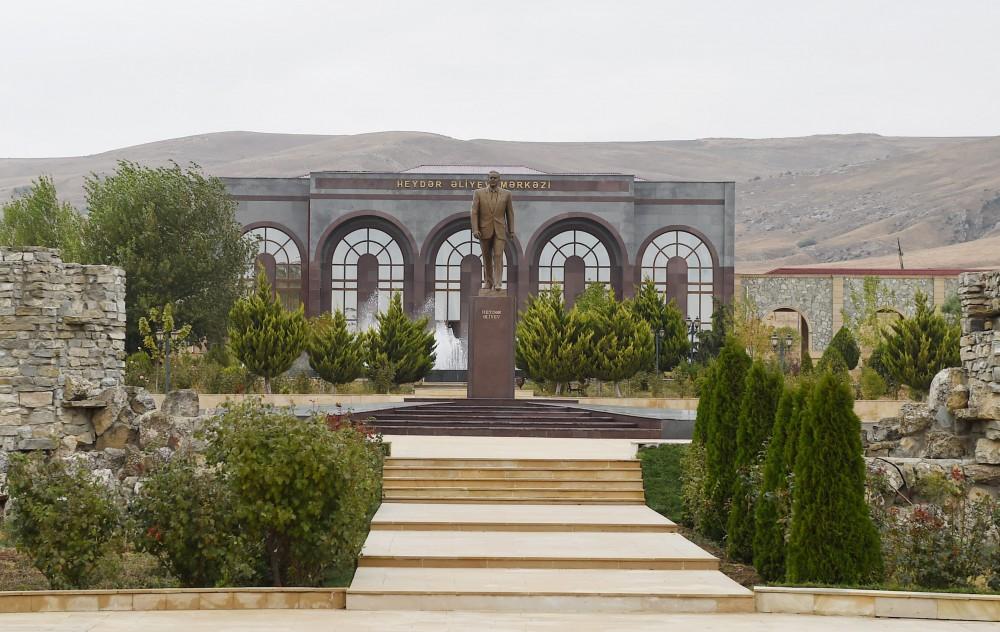 Azerbaijani president arrives in Gobustan district (PHOTO)
