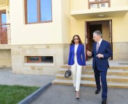 Первый вице-президент Мехрибан Алиева ознакомилась с новым зданием для семей вынужденных переселенцев в бакинском поселке Рамана (ФОТО)