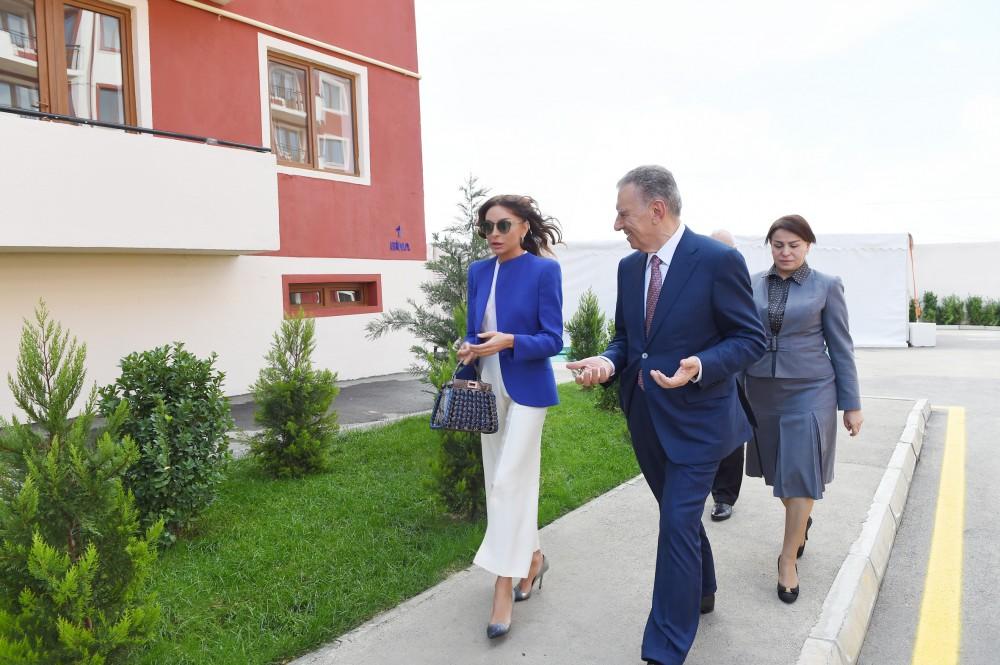 Первый вице-президент Мехрибан Алиева приняла участие в церемонии предоставления квартир в городке для вынужденных переселенцев в Масазыре (ФОТО)
