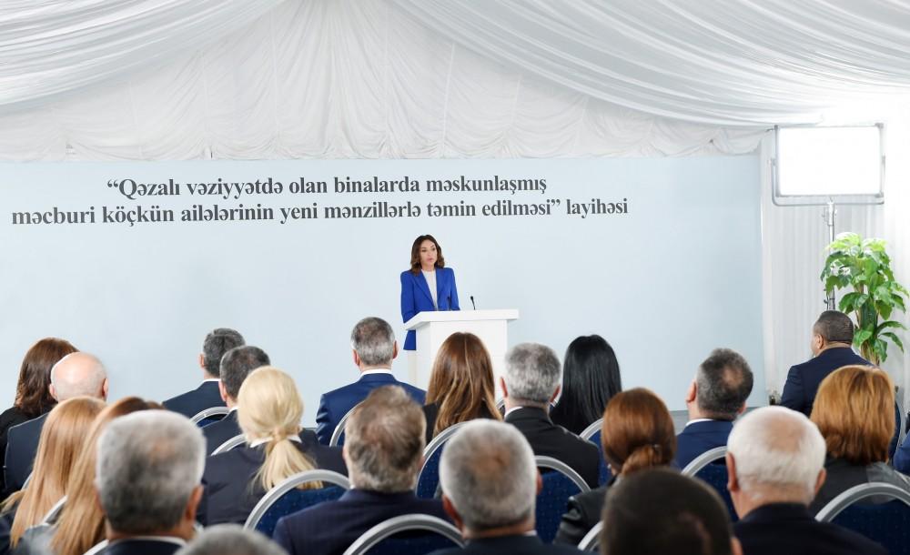 Первый вице-президент Мехрибан Алиева приняла участие в церемонии предоставления квартир в городке для вынужденных переселенцев в Масазыре (ФОТО)