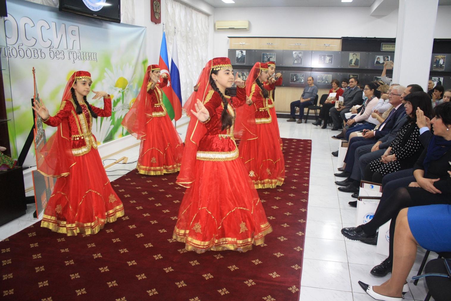 В Баку поздравили учителей с профессиональным праздником (ФОТО)
