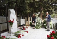 Первый вице-президент Мехрибан Алиева посетила могилу видного ученого-востоковеда Аиды Имангулиевой по случаю ее дня рождения (ФОТО)