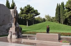 Первый вице-президент Мехрибан Алиева посетила могилу видного ученого-востоковеда Аиды Имангулиевой по случаю ее дня рождения (ФОТО)