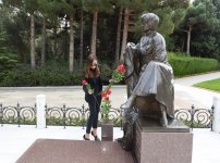Первый вице-президент Мехрибан Алиева посетила могилу видного ученого-востоковеда Аиды Имангулиевой по случаю ее дня рождения (ФОТО)
