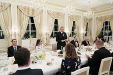 От имени Президента Азербайджана Ильхама Алиева и его супруги устроен официальный прием в честь Президента Болгарии и его супруги (ФОТО)