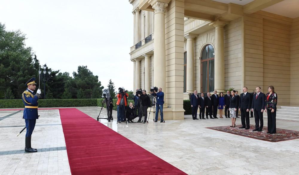 Bulgarian president officially welcomed in Baku (PHOTO)