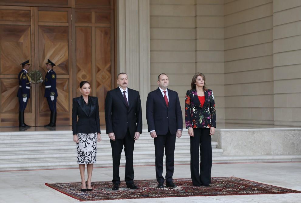 Bulgarian president officially welcomed in Baku (PHOTO)