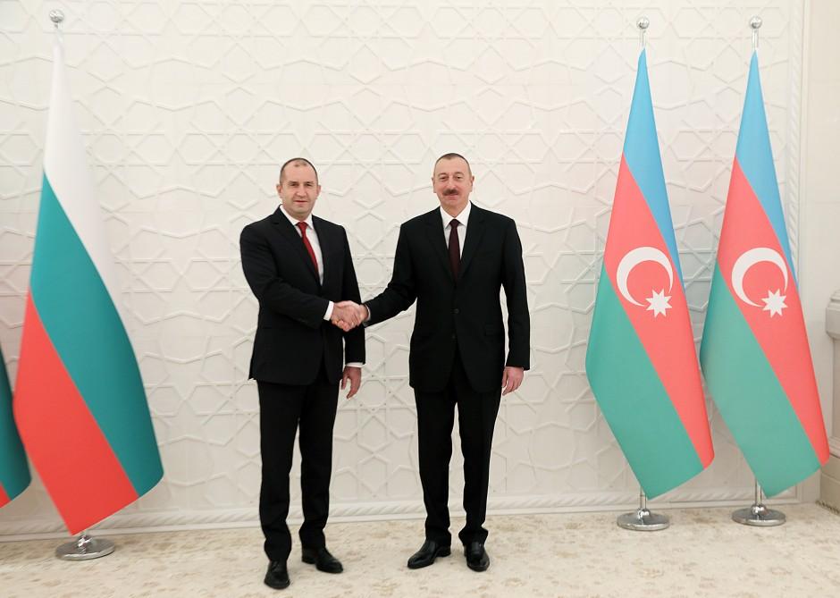 Bulgarian president officially welcomed in Baku (PHOTO)
