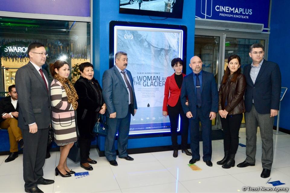 32 года одиночества в горах… В Баку состоялась премьера фильма Аудрюса Стониса "Женщина и ледник" (ФОТО)