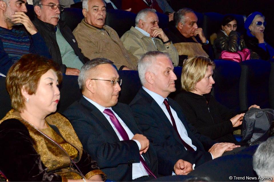 32 года одиночества в горах… В Баку состоялась премьера фильма Аудрюса Стониса "Женщина и ледник" (ФОТО)