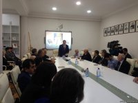 В Баку презентован исторический роман Юнуса Огуза "Atabəy Eldəniz" (ФОТО)