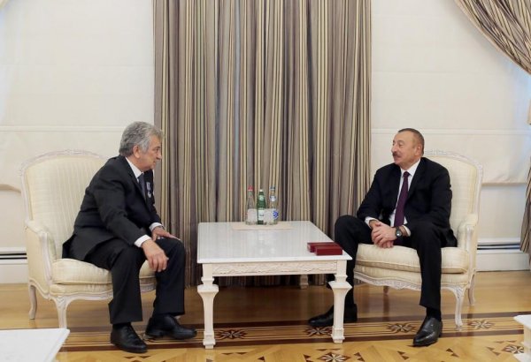 Ilham Aliyev presents Istiglal Order to People’s Artist Rauf Abdullayev (PHOTO)