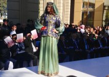 Дефиле национальной одежды стало ярким украшением XII Фестиваля граната в Гёйчае (ФОТО)