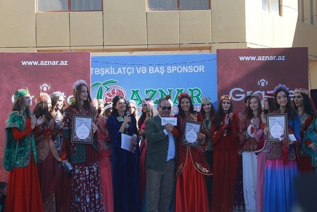 Дефиле национальной одежды стало ярким украшением XII Фестиваля граната в Гёйчае (ФОТО)