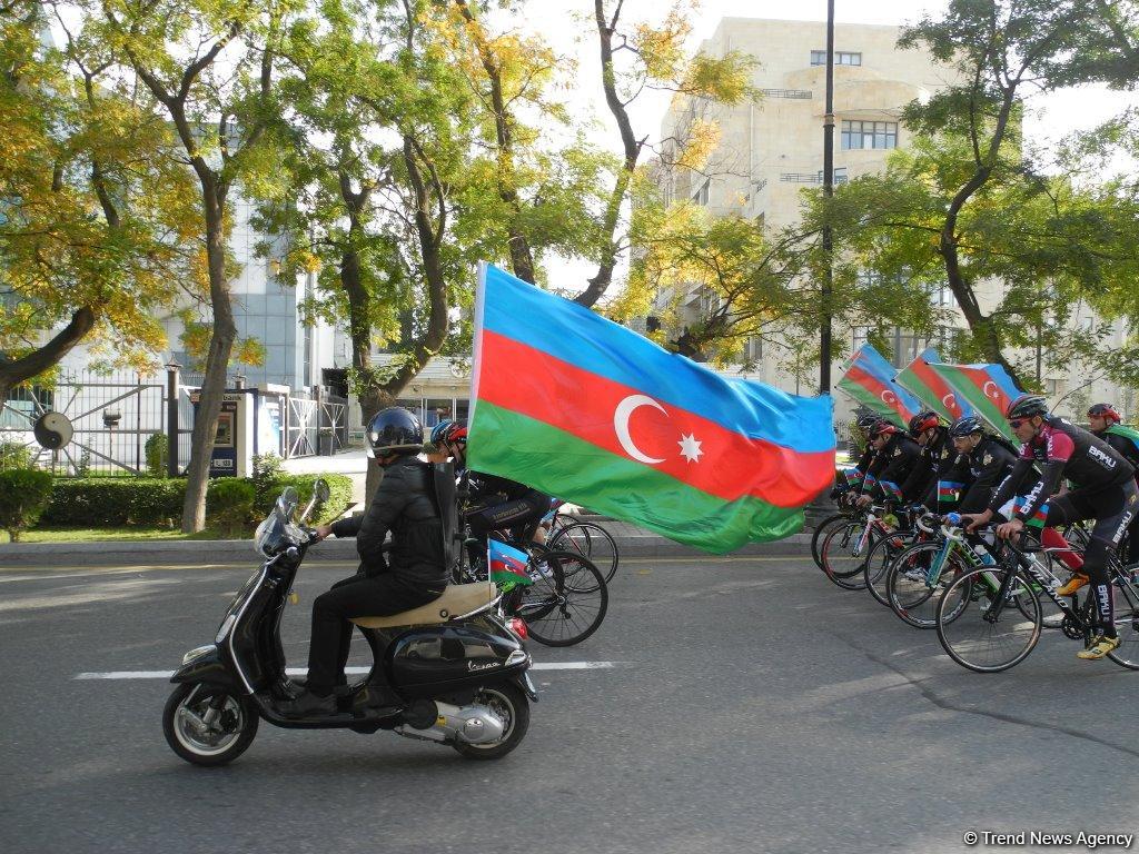 В Баку прошел велопробег, посвященный Дню Государственного флага Азербайджана (ФОТО)