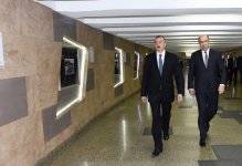 Ilham Aliyev becomes acquainted with retro carriages of Baku Metro (PHOTO) (UPDATE)