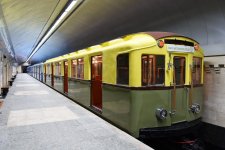 Ilham Aliyev becomes acquainted with retro carriages of Baku Metro (PHOTO) (UPDATE)