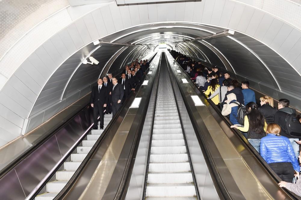 Ilham Aliyev becomes acquainted with retro carriages of Baku Metro (PHOTO) (UPDATE)