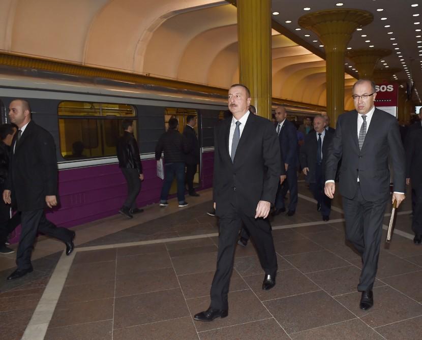 Ilham Aliyev becomes acquainted with retro carriages of Baku Metro (PHOTO) (UPDATE)