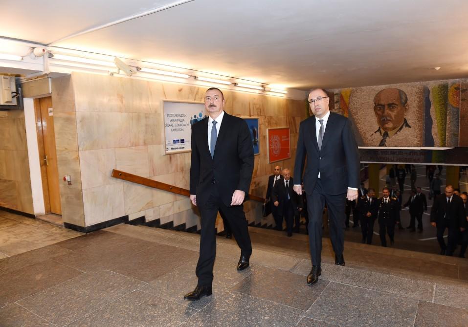 Ilham Aliyev becomes acquainted with retro carriages of Baku Metro (PHOTO) (UPDATE)