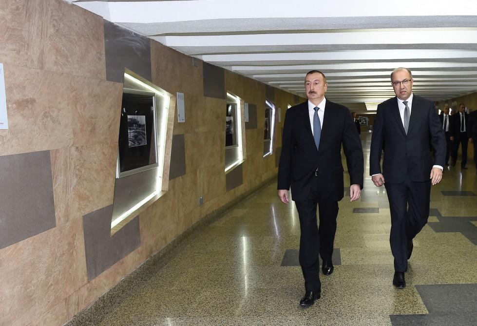 Ilham Aliyev becomes acquainted with retro carriages of Baku Metro (PHOTO) (UPDATE)