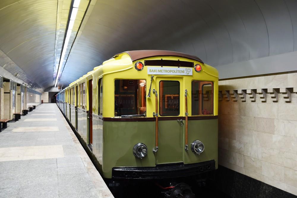 Ilham Aliyev becomes acquainted with retro carriages of Baku Metro (PHOTO) (UPDATE)