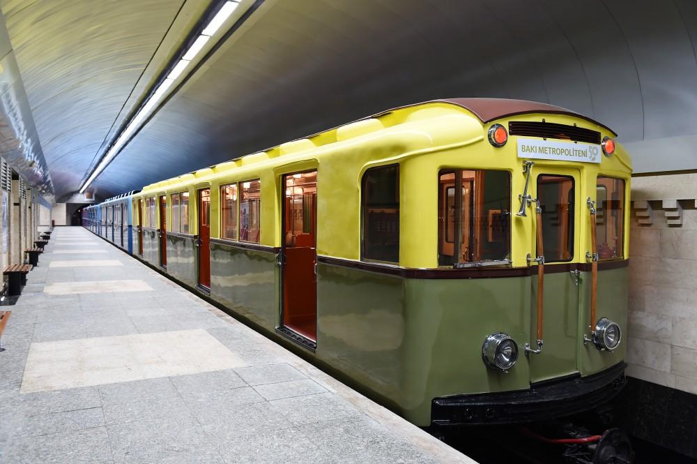 Ilham Aliyev becomes acquainted with retro carriages of Baku Metro (PHOTO) (UPDATE)