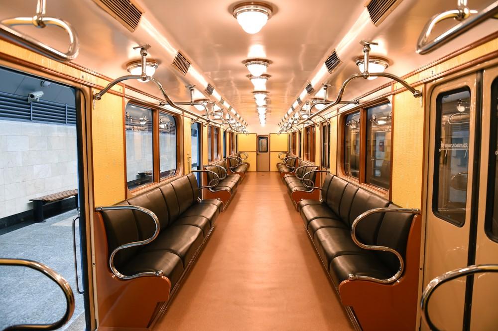 Ilham Aliyev becomes acquainted with retro carriages of Baku Metro (PHOTO) (UPDATE)