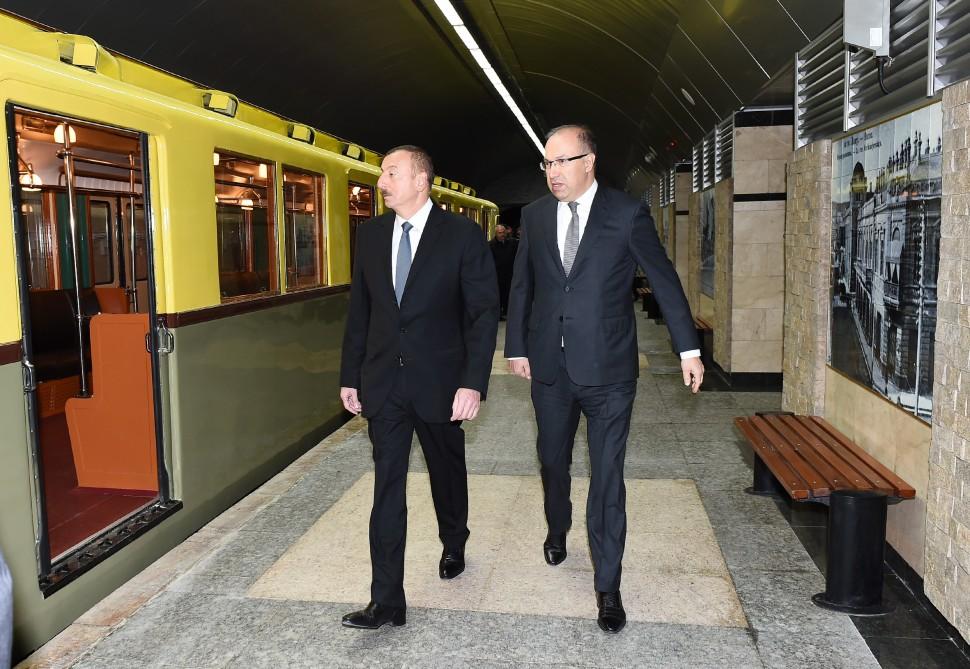 Ilham Aliyev becomes acquainted with retro carriages of Baku Metro (PHOTO) (UPDATE)