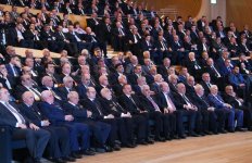 Президент Ильхам Алиев принял участие в торжественной церемонии, посвященной добыче двухмиллиардной тонны нефти в Азербайджане (ФОТО) (версия 2)