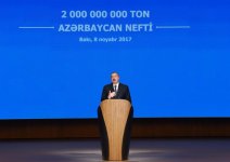 Президент Ильхам Алиев принял участие в торжественной церемонии, посвященной добыче двухмиллиардной тонны нефти в Азербайджане (ФОТО) (версия 2)