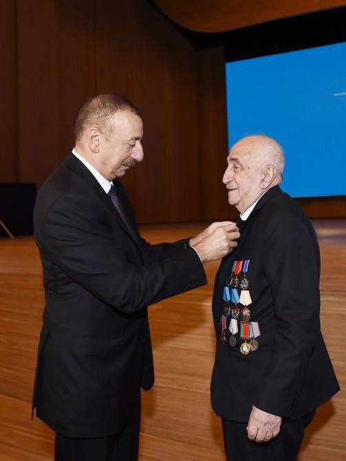 Президент Ильхам Алиев принял участие в торжественной церемонии, посвященной добыче двухмиллиардной тонны нефти в Азербайджане (ФОТО) (версия 2)
