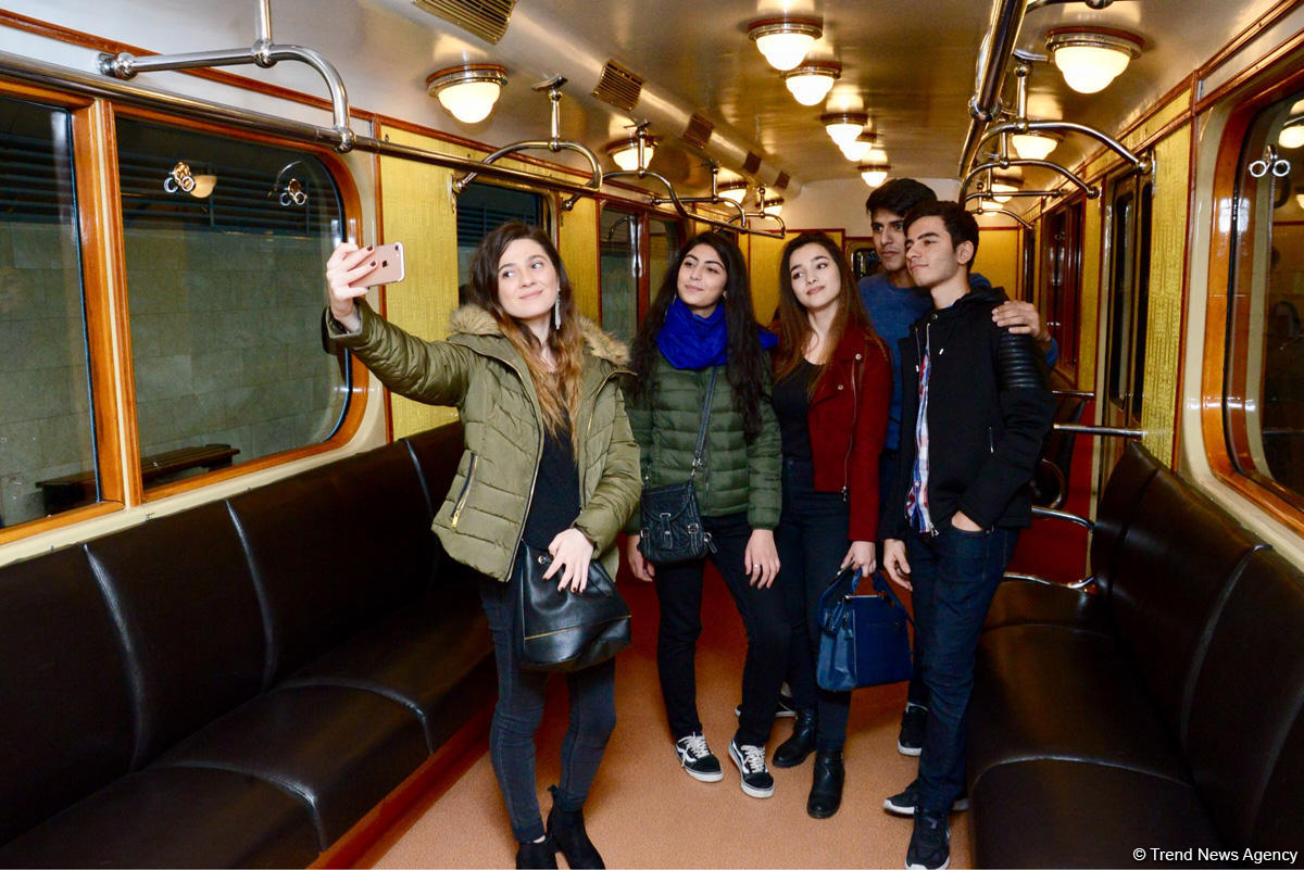В Бакинском метрополитене  демонстрируются отреставрированные ретро-вагоны (ФОТОРЕПОРТАЖ)