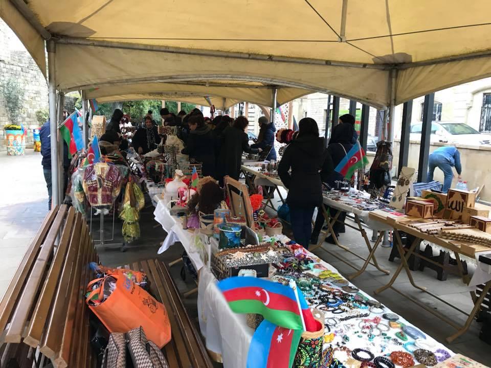 Деревья в расписанных металлических бочках - art-проект в Баку (ФОТО)