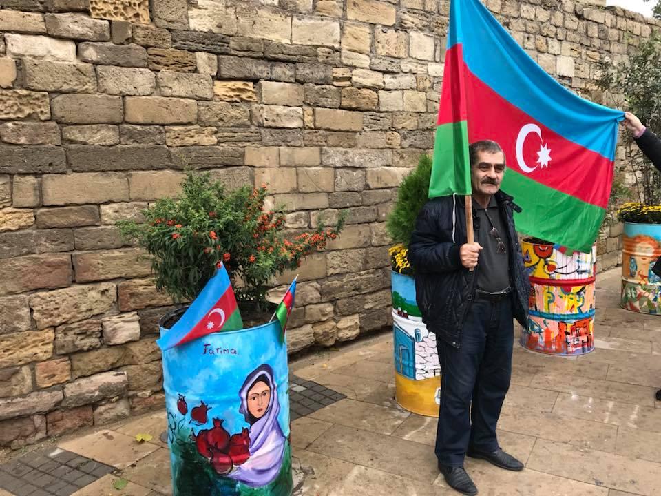 Деревья в расписанных металлических бочках - art-проект в Баку (ФОТО)