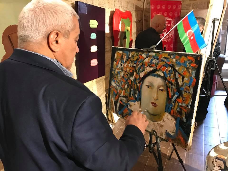 Деревья в расписанных металлических бочках - art-проект в Баку (ФОТО)