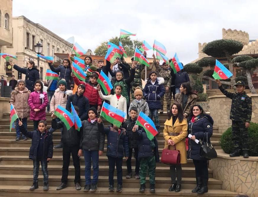 Деревья в расписанных металлических бочках - art-проект в Баку (ФОТО)