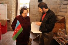 Деревья в расписанных металлических бочках - art-проект в Баку (ФОТО)