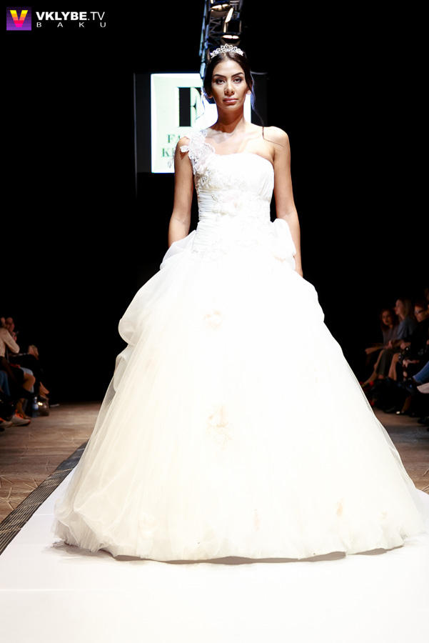 Звезды на подиуме Azerbaijan Fashion Week - кикбоксер, актриса, стилист (ФОТО)