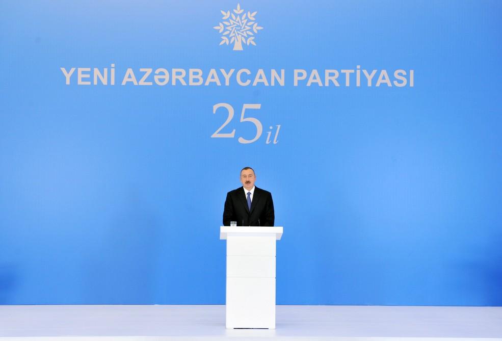Президент Ильхам Алиев принял участие в торжественной церемонии по случаю 25-й годовщины создания партии «Ени Азербайджан» (ФОТО)