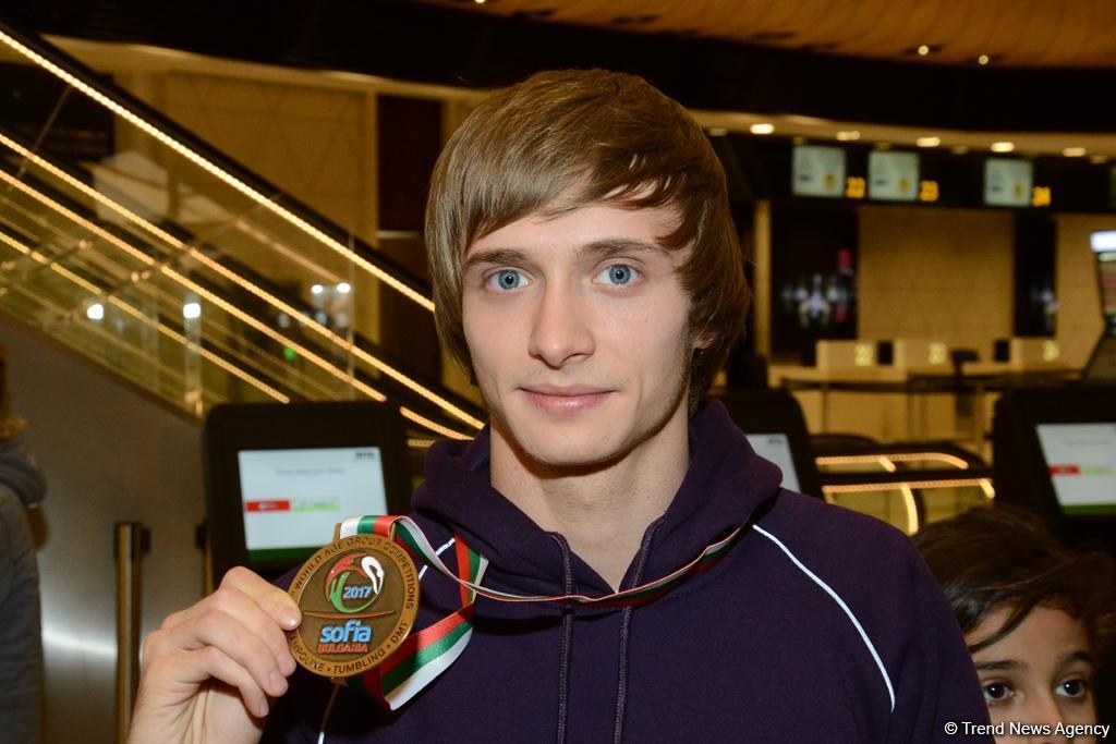 Золотой призер Всемирных соревнований возрастных групп по тамблингу Малкин вернулся в Баку (ФОТО)