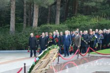 Руководство и члены ПЕА  почтили память  общенационального лидера Гейдара Алиева в Аллее почетного захоронения (ФОТО)